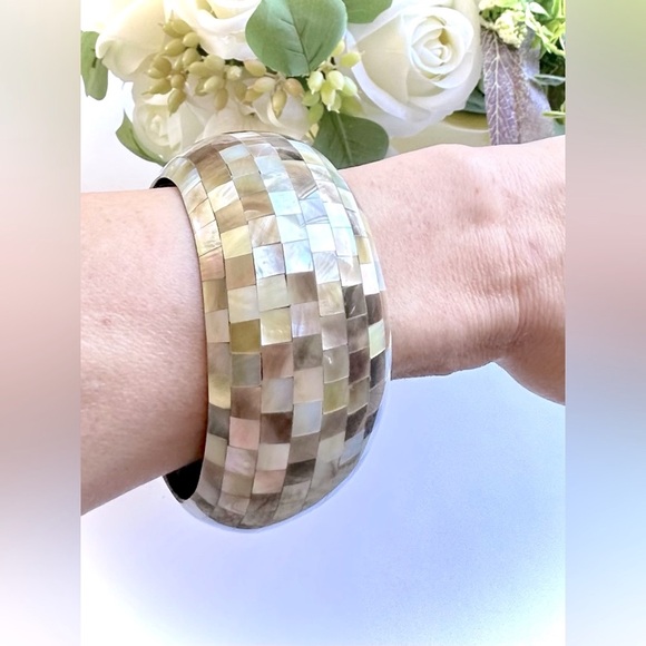 TOMMY BAHAMA | Sea Shell Mosaic Oversized Bangle | NWT $78 - Picture 6 of 8